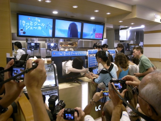 Illustration for article titled The Most Terrifying Fast Food Employee in Japan